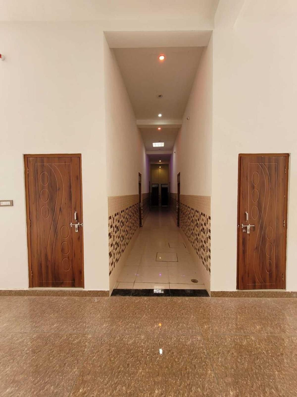מיראט Oyo Hotel Hastinapur Palace מראה חיצוני תמונה